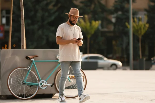 Bonito Barbudo Homem Usando Telefone Celular Praça Cidade — Fotografia de Stock