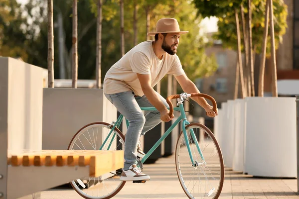 Красивий Бородатий Чоловік Їде Велосипеді Місті — стокове фото