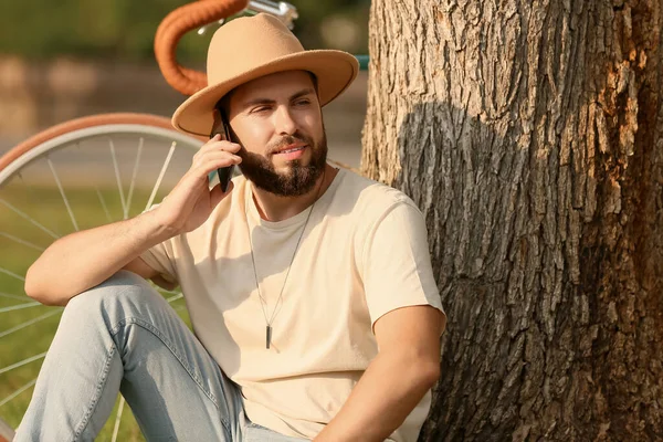 Handsome Bearded Man Bicycle Talking Mobile Phone Park — Stock Photo, Image