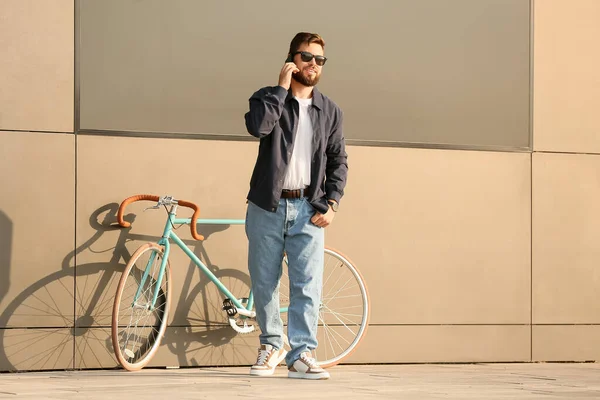 Stylish Bearded Man Bicycle Talking Mobile Phone City — Stock Photo, Image