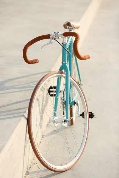 도시의 거리에서의 자전거 — 스톡 사진