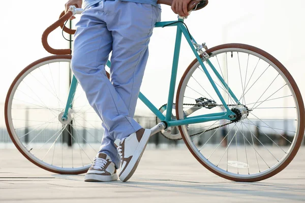 Joven Con Bicicleta Terraplén — Foto de Stock