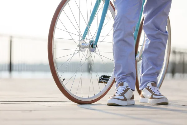 Joven Con Bicicleta Terraplén Primer Plano —  Fotos de Stock