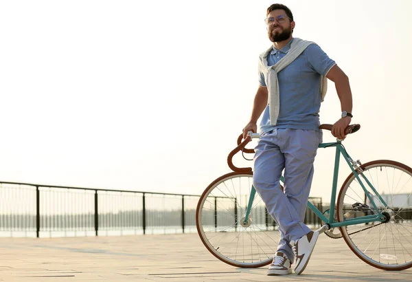 Joven Barbudo Con Bicicleta Terraplén — Foto de Stock