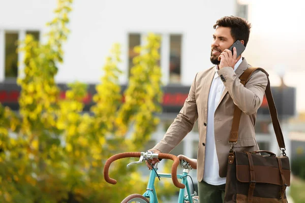Joven Hombre Negocios Barbudo Con Bicicleta Hablando Por Teléfono Móvil — Foto de Stock