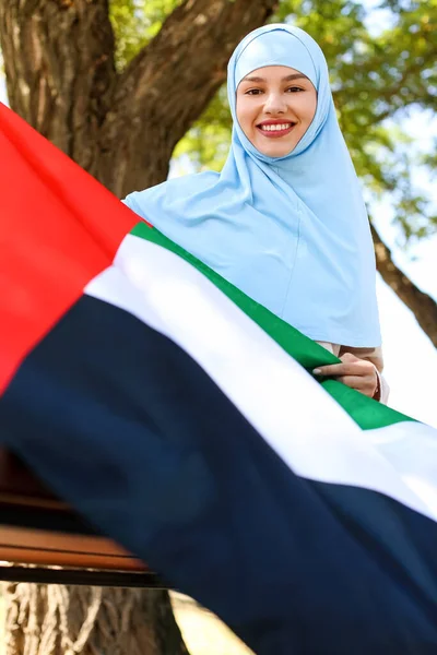 Krásná Muslimka Vlajkou Sae Sedí Lavičce Parku — Stock fotografie