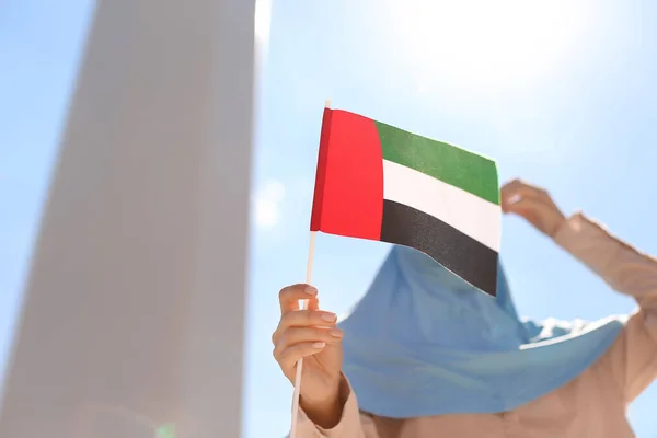 Schöne Muslimin Mit Vae Flagge Freien — Stockfoto