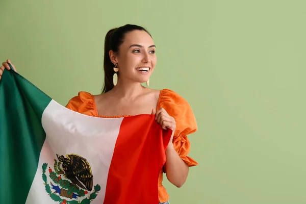 Mulher Bonita Com Bandeira Mexicana Fundo Verde — Fotografia de Stock