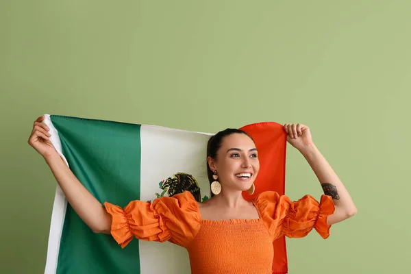 Piękna Kobieta Meksykańską Flagą Zielonym Tle — Zdjęcie stockowe