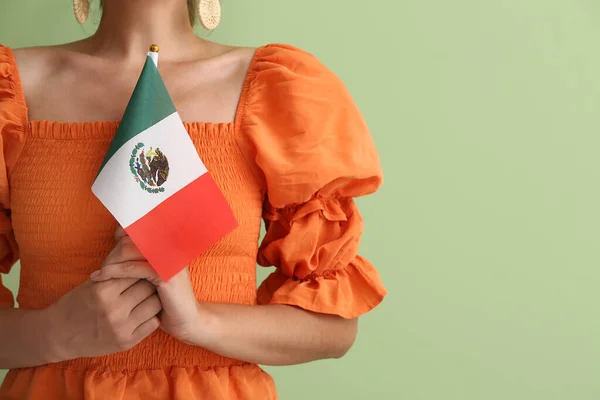 Mujer Joven Con Bandera Mexicana Sobre Fondo Verde Primer Plano — Foto de Stock