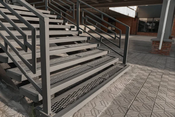 Vista Escaleras Metálicas Modernas Con Barandilla Aire Libre —  Fotos de Stock