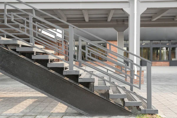 Вид Современные Металлические Лестницы Перилами Открытом Воздухе — стоковое фото