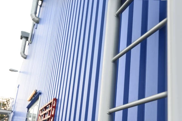 户外蓝色建筑物的防火金属梯 特写镜头 — 图库照片