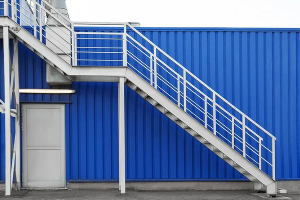 室外蓝色建筑的现代金属楼梯 — 图库照片