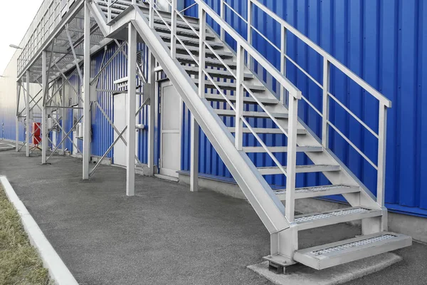 室外蓝色建筑的现代金属楼梯 — 图库照片