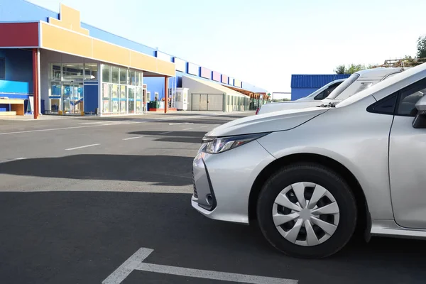 Autos Auf Parkplatz Der Nähe Von Supermarkt Geparkt — Stockfoto