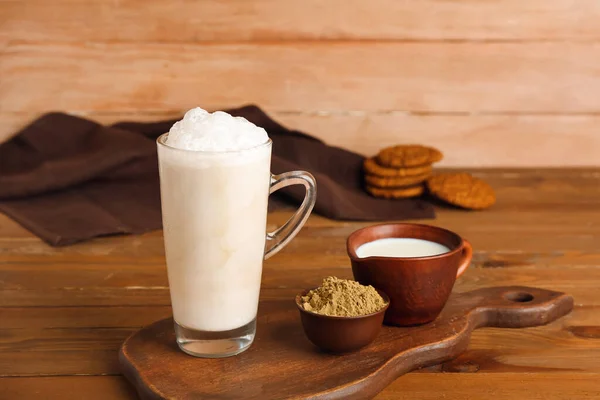 Bicchiere Latte Macchiato Hojicha Ghiacciato Polvere Latte Sul Tavolo Legno — Foto Stock