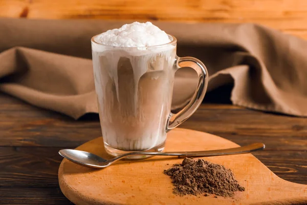 Egy Pohár Ízletes Jeges Hojicha Latte Por Asztalon Közelkép — Stock Fotó