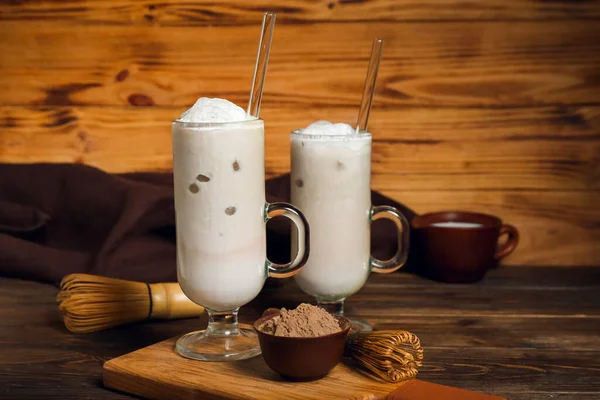 Glaskoppar Iskall Hojicha Latte Chasen Och Pulver Träbord — Stockfoto