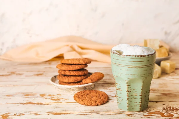 Copo Latte Hojicha Gelado Biscoitos Mesa Madeira Leve — Fotografia de Stock