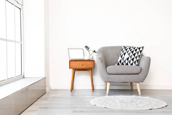 Elegante Interior Con Mesita Noche Sillón Sobre Fondo Pared Claro —  Fotos de Stock