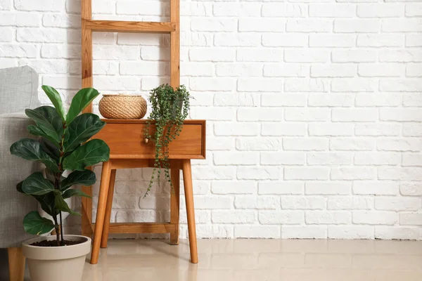 Wooden Table Basket Houseplants White Brick Wall — Stock Photo, Image