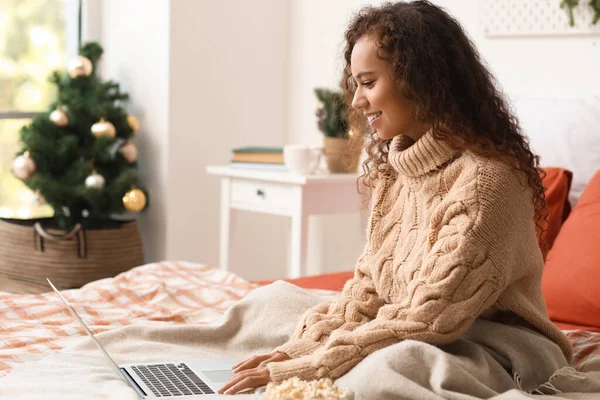 Young African American Woman Warm Sweater Using Laptop Christmas Eve — Stock Photo, Image