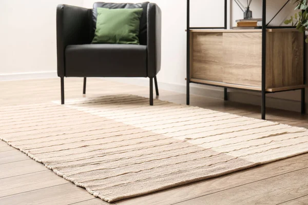 木地板上时尚室内装饰的现代地毯 — 图库照片