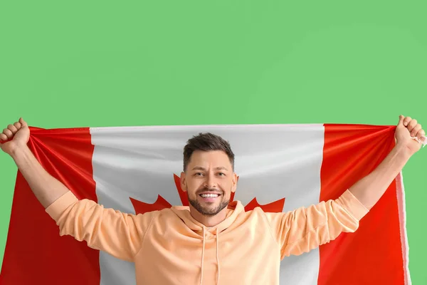 Gelukkige Jongeman Met Vlag Van Canada Groene Achtergrond — Stockfoto