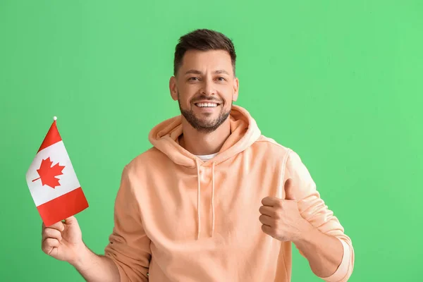 Jovem Feliz Com Bandeira Canadá Mostrando Thumb Fundo Verde — Fotografia de Stock