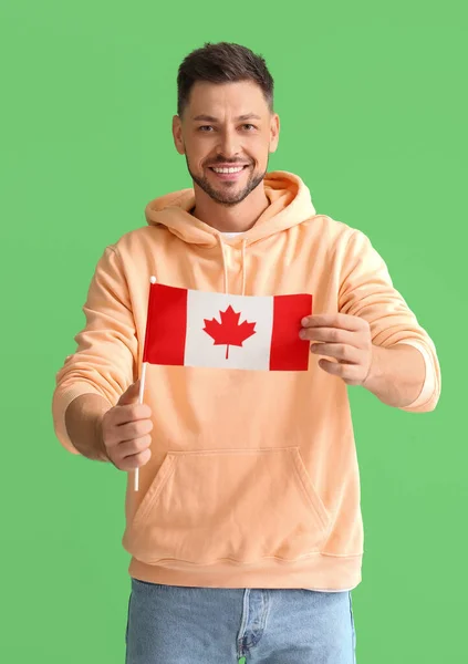 Joven Feliz Con Bandera Canadá Sobre Fondo Verde — Foto de Stock