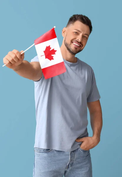 Joven Feliz Con Bandera Canadá Sobre Fondo Azul — Foto de Stock