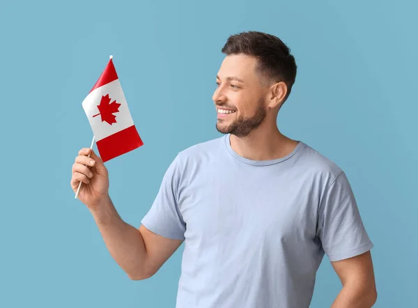 Joven Feliz Con Bandera Canadá Sobre Fondo Azul —  Fotos de Stock