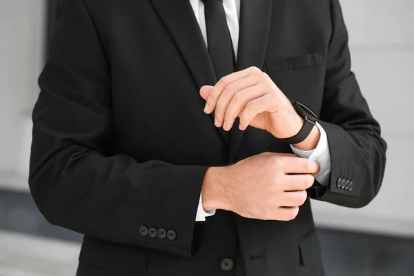 Homem Negócios Elegante Com Smartwatch Perto Prédio Escritórios Close — Fotografia de Stock