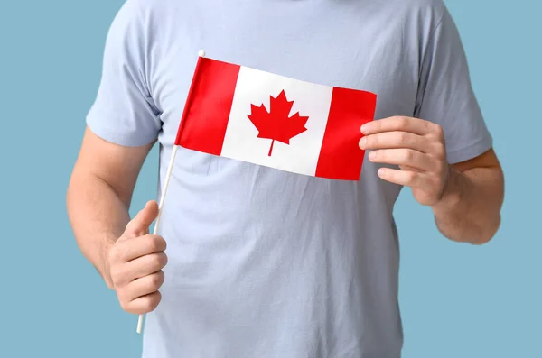 Joven Con Bandera Canadá Sobre Fondo Azul Primer Plano — Foto de Stock