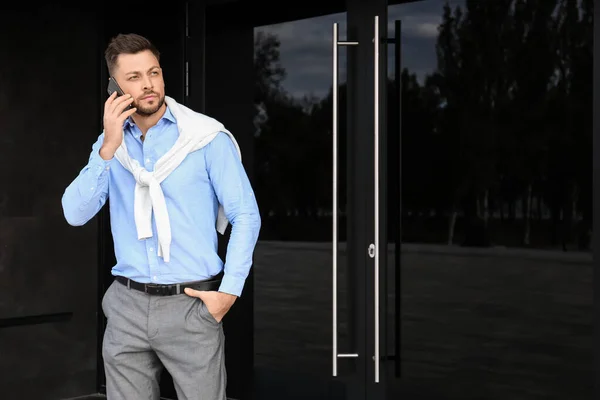 Hombre Negocios Guapo Hablando Por Teléfono Móvil Cerca Del Edificio —  Fotos de Stock