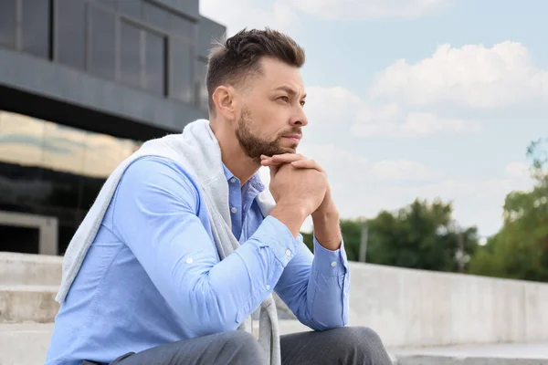 Hombre Negocios Guapo Sentado Las Escaleras Aire Libre —  Fotos de Stock