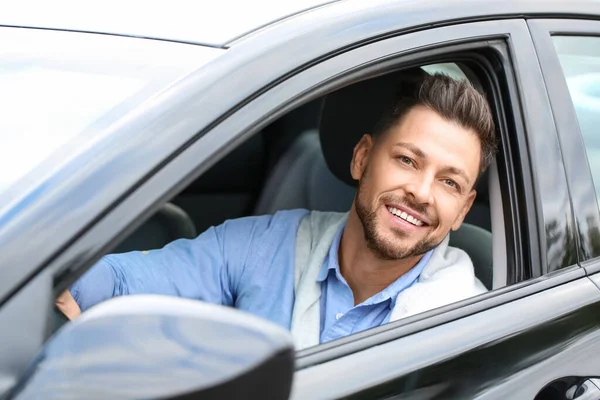 Hombre Negocios Guapo Sentado Coche Moderno — Foto de Stock