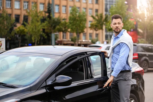 Schöner Geschäftsmann Schließt Autotür Auf Der Stadtstraße — Stockfoto
