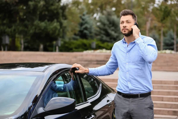 Bell Uomo Affari Che Parla Con Cellulare Vicino All Auto — Foto Stock