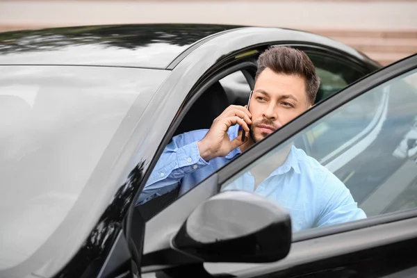 Красивий Бізнесмен Розмовляє Мобільному Телефону Сучасному Автомобілі — стокове фото