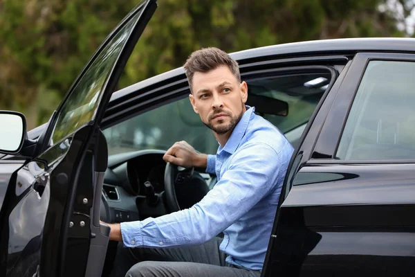 Schöner Geschäftsmann Sitzt Modernen Auto — Stockfoto