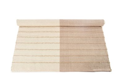 Beyaz arkaplanda temiz bir halı