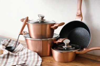 Mutfak gereçleri ışık duvarının yanında.