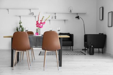 Güzel masa dekorları ve Gladiolus çiçekleri olan şık bir oda.