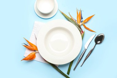 Mavi arka planda cennet kuşu çiçekleri olan basit bir masa.