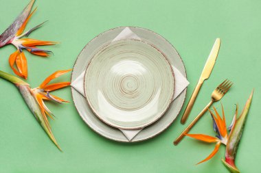 Yeşil arka planda cennet kuşu çiçekleri olan basit bir masa.