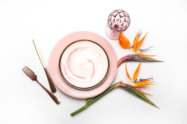 Beyaz arka planda cennet kuşu çiçekleri olan basit masa ayarları