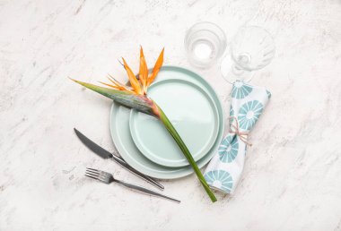 Açık grunge arka planda cennet kuşu çiçekli basit masa ayarları