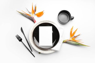 Cennet kuşu çiçekli basit masa ayarları ve beyaz arka planda boş kart